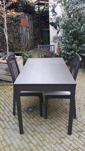Set van tafel en drie stoelen beschikbaar voor biedingen