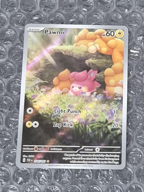 Illustration Rare Pawmi 226/091 Paldean Fates Scarlet & Viol, Hobby en Vrije tijd, Verzamelkaartspellen | Pokémon, Zo goed als nieuw