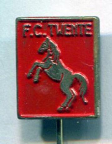 F.C. Twente rood op koper voetbal club speldje ( Z_179 ) beschikbaar voor biedingen