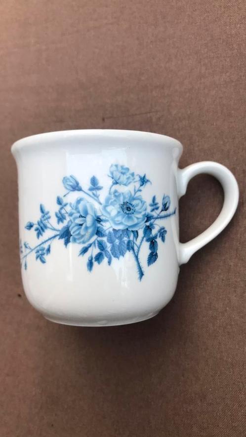 9 Blauw-wit gebloemde mokken - DE, Huis en Inrichting, Keuken | Servies, Zo goed als nieuw, Kop(pen) en/of Schotel(s), Overige stijlen