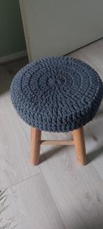 Houten krukje met gehaakte zitting, Ophalen of Verzenden, Zo goed als nieuw, Hout