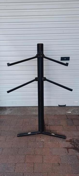 Één poot stander voor 2 keyboards/synthesizers  beschikbaar voor biedingen