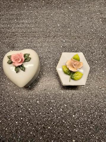 Porseleinen Sierdoosjes met Roos beschikbaar voor biedingen