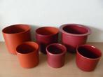 Bloempotten: Bordeaux rood - stenen of Terra - kunststof., Rond, Binnen, Ophalen of Verzenden, Zo goed als nieuw