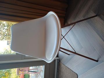 6 witte eetkamerstoelen, met koperkleurige poten beschikbaar voor biedingen