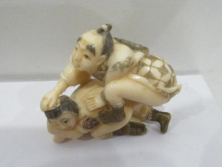 netsuke okimono uit ivoor, Antiek en Kunst, Kunst | Beelden en Houtsnijwerken, Ophalen of Verzenden