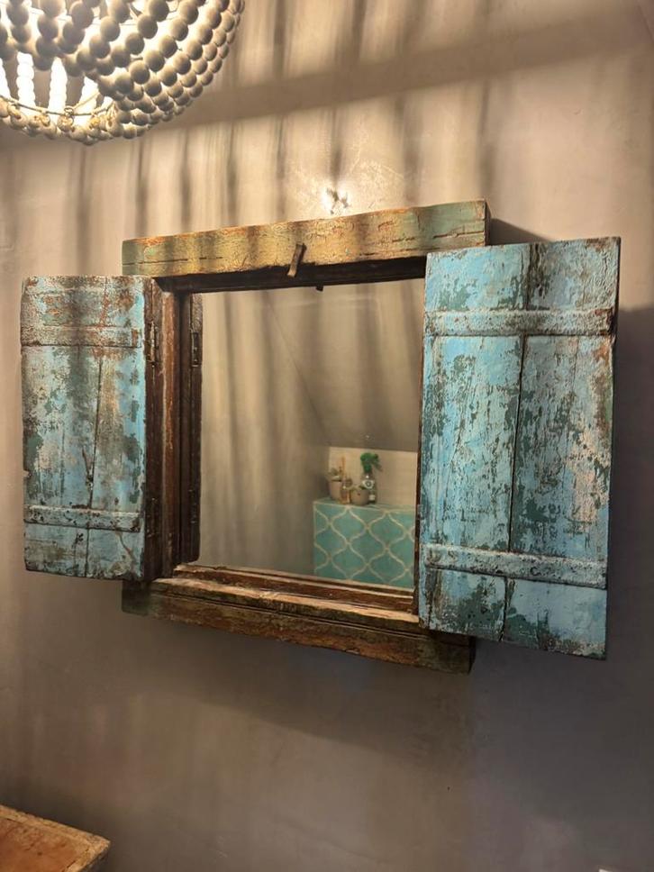 Oude unieke Indiase spiegel met luikjes ibiza boho style, Huis en Inrichting, Woonaccessoires | Spiegels, Zo goed als nieuw, Minder dan 50 cm