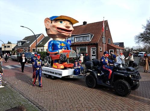 Complete carnavalswagen Max Verstappen met pakken, Hobby en Vrije tijd, Feestartikelen, Zo goed als nieuw, Overige typen, Carnaval