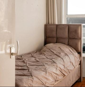 Eenpersoons boxspring met opbergruimte beschikbaar voor biedingen