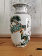 Een Chinese porseleinen vaas met pauw en bloesemtakken, Antiek en Kunst, Ophalen of Verzenden