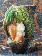 Mooi oud vaasje uit Engeland als boom met eekhoorn 15 cm., Ophalen of Verzenden