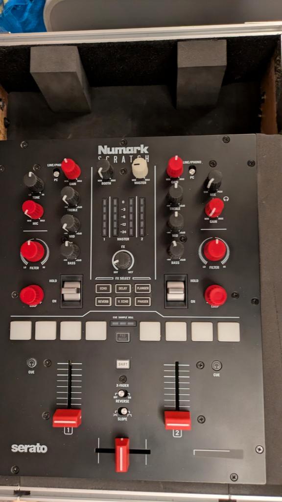 Numark Scratch Serato DJ Mixer + Chroma caps + case, Muziek en Instrumenten, Mengpanelen, Zo goed als nieuw, Minder dan 5 kanalen
