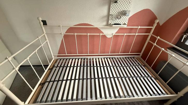 IKEA Eenpersoonsbed - Stevig en klaar voor gebruik!, Huis en Inrichting, Slaapkamer | Bedden, Gebruikt, Eenpersoons, 90 cm, 200 cm