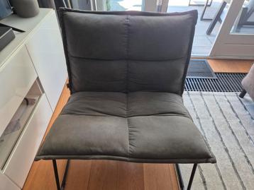 Love seat van must living. 