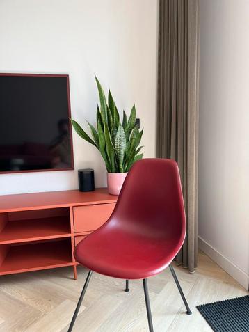 1x Vitra DSX (Japans rood, zwart 4 poots, nwe hoogte) beschikbaar voor biedingen