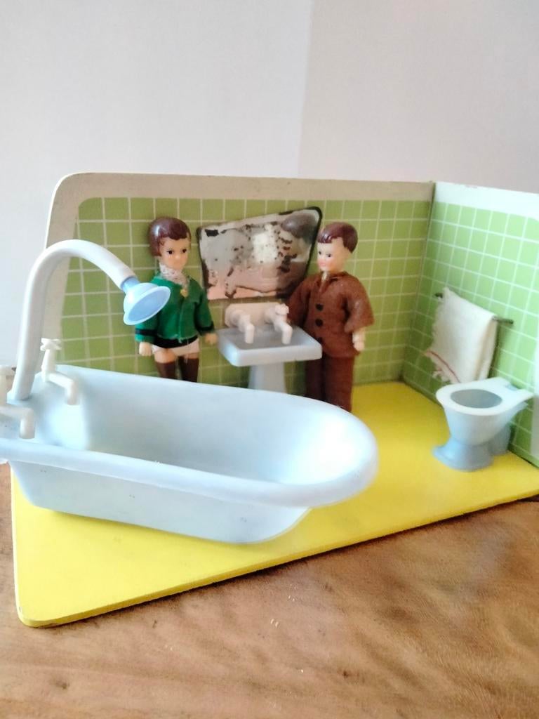 Badkamertje met 2 poppetjes, bad, wastafel en wc'tje., Verzamelen, Poppenhuizen en Toebehoren, Ophalen of Verzenden, Gebruikt