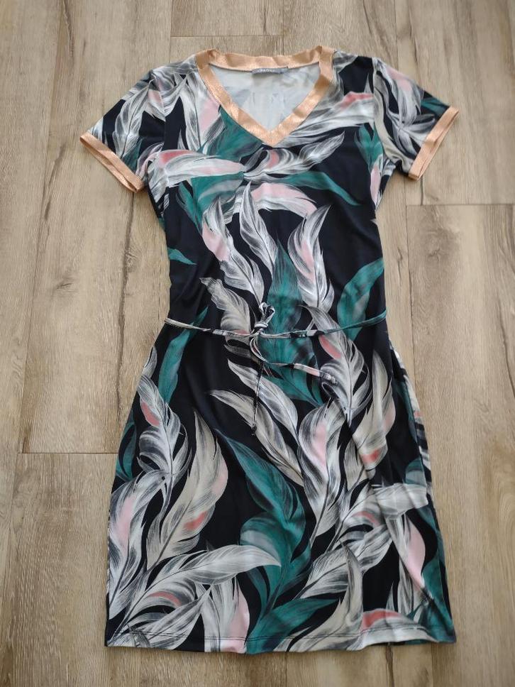 Prachtige zwart groene jurk met veren van Geisha, maat 36-S., Kleding | Dames, Jurken, Zo goed als nieuw, Maat 36 (S), Groen, Boven de knie