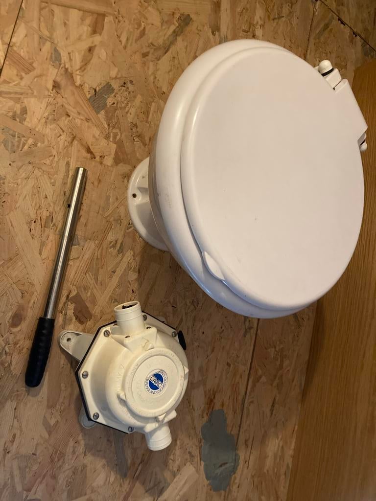Lavac toilet met handpomp - Ideaal voor boot of camper, Ophalen, Gebruikt, Kombuis en Sanitair