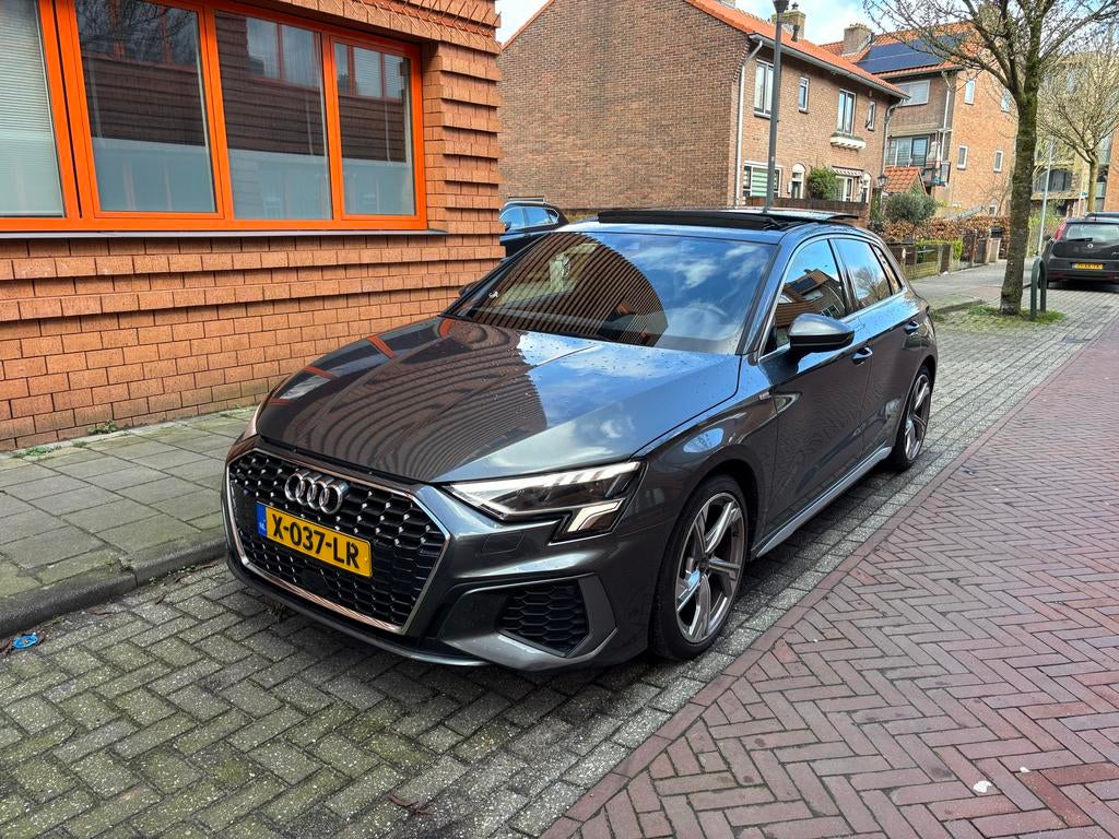 Overname private lease Audi A3  S-tronic 2023 Grijs, Origineel Nederlands, 3 cilinders, Zilver of Grijs, 999 cc