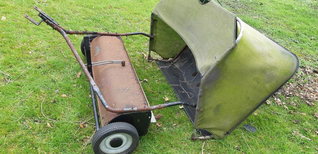 Veegmachine voor zitmaaier., Ophalen