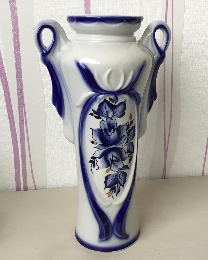 Mooie vaas met blauwe/goudkleurige bloemen, 31 cm. hoog, Overige kleuren, Aardewerk of Porselein, Ophalen of Verzenden, Zo goed als nieuw
