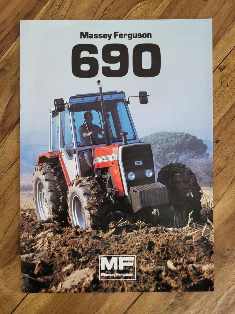 tractor folder Massey Ferguson 690, Ophalen of Verzenden, Zo goed als nieuw