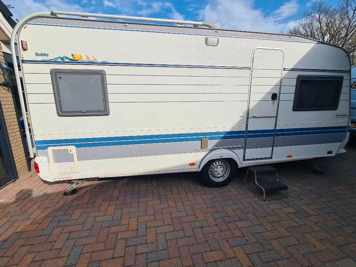 Caravan Hobby 495 exclusive, Caravans en Kamperen, Caravans, Particulier, tot en met 4, 1000 - 1250 kg, Rondzit, Hobby, Frans bed