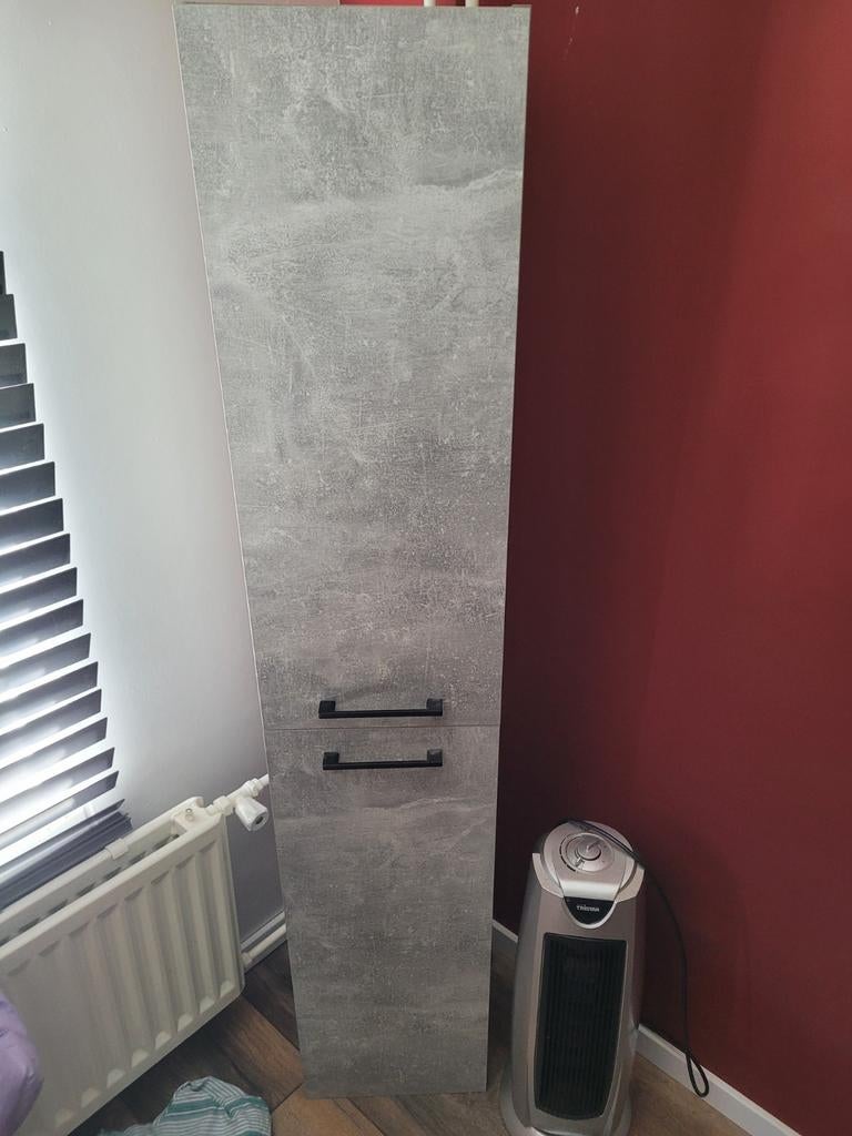 Grijze badkamerkast met twee deuren, Huis en Inrichting, Badkamer | Badkamermeubels, Ophalen, (Half)hoge kast, Minder dan 50 cm