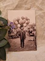 Ansichtkaart- oude foto. "Circus- man/ballonnen"., Verzenden, Nieuw
