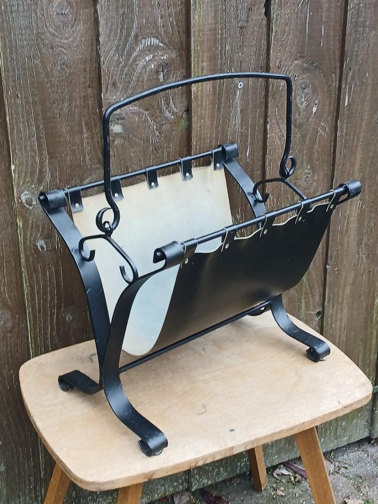 Vintage smeedijzeren tijdschriftenrek, Huis en Inrichting, Woonaccessoires | Overige, Gebruikt, Metaal, Zwart, Vintage, Ophalen of Verzenden