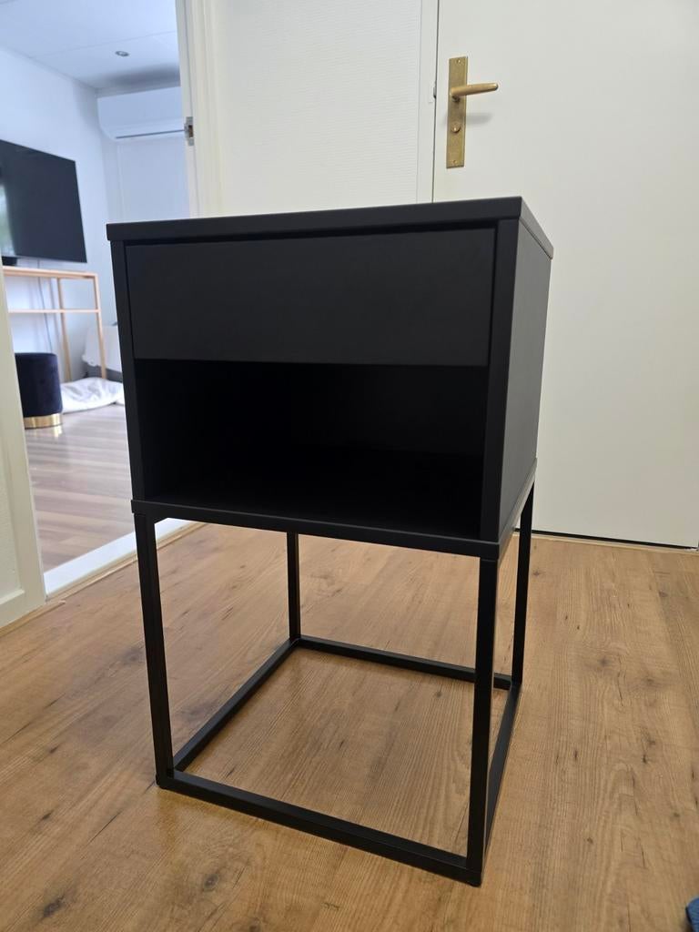 Zwart nachtkastje Vikhammer Ikea, Huis en Inrichting, Ophalen, Minder dan 45 cm, Metaal of Aluminium, 55 tot 70 cm