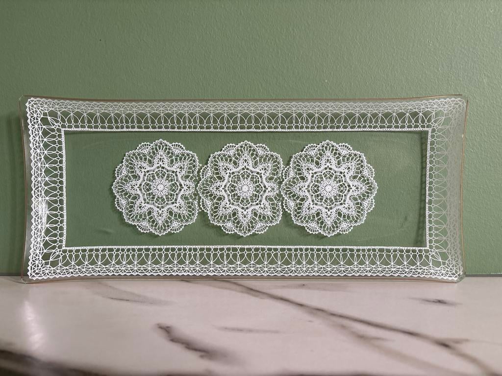 Vintage glazen cakeschaal met kanten print, Antiek en Kunst, Antiek | Glas en Kristal, Verzenden