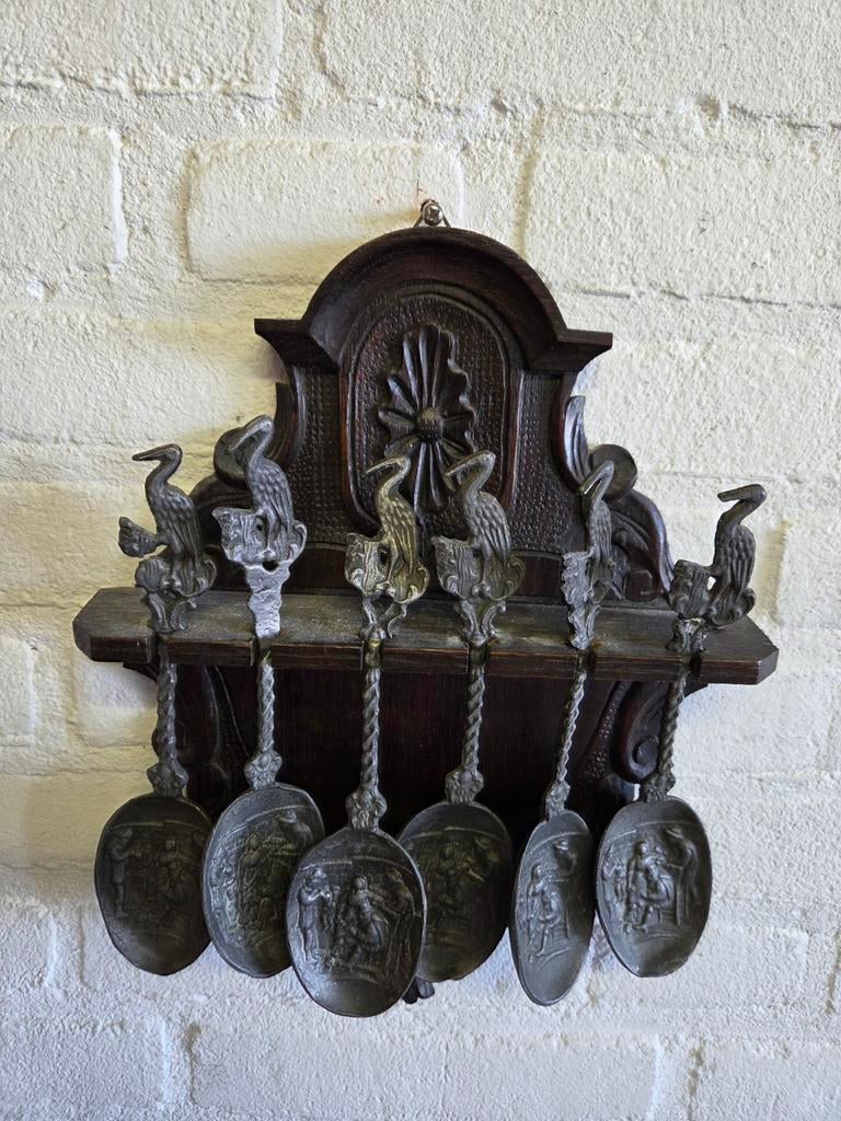 Antieke tinnen lepels op houten rek met ooievaars, Antiek en Kunst, Ophalen of Verzenden