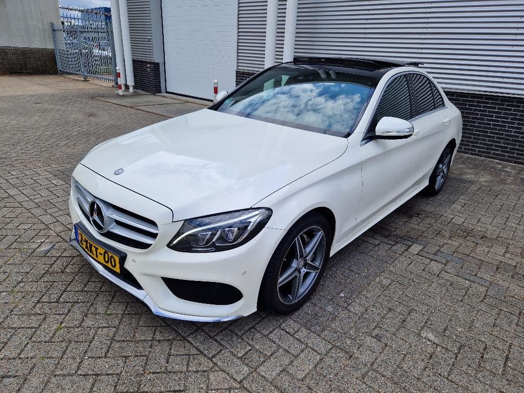 Mercedes-Benz C-Klasse C200 AMG Panoramadak Burmester Leder, Auto's, Mercedes-Benz, 1800 kg, Zwart, 4 cilinders, Wit