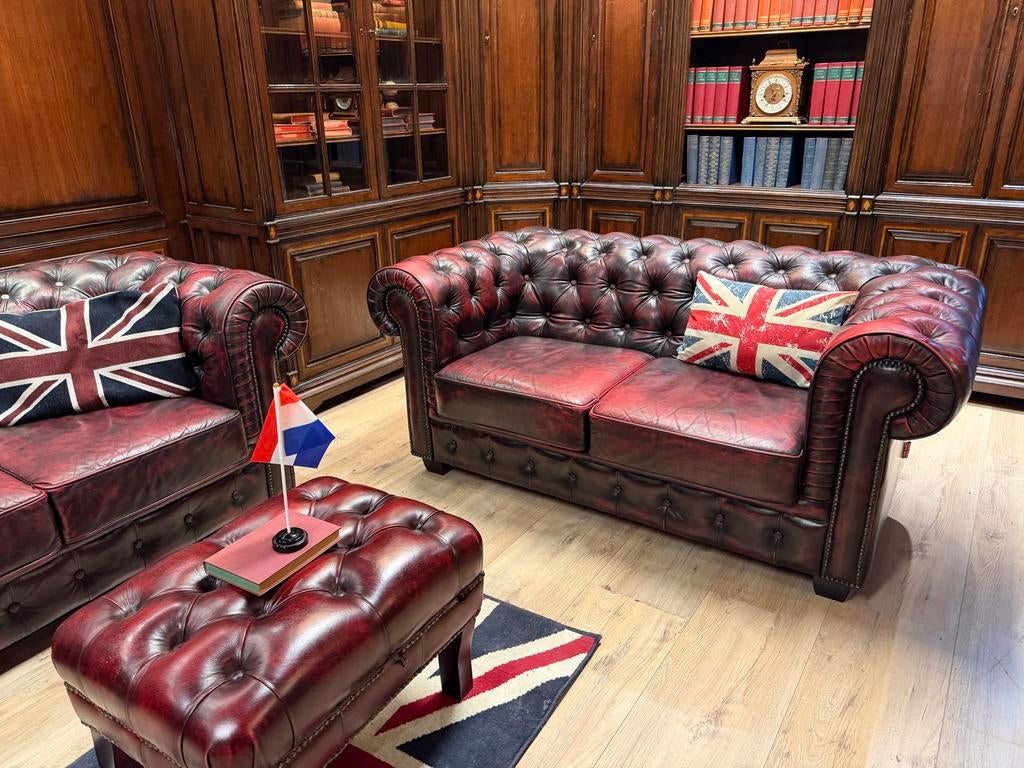 Chesterfield Birmingham Oxblood Leren 3- en 2-zits Banken, Huis en Inrichting, Banken | Bankstellen, Ophalen, Gebruikt, Info@chesterfieldjinkie.nl