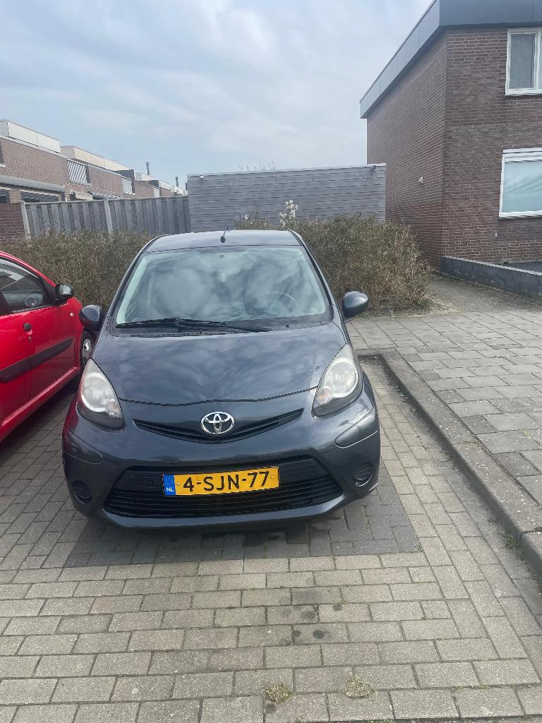 Toyota Aygo 5DRS 2012 Grijs Cruise control en Android auto), Auto's, Voorwielaandrijving, Stof, Euro 6, 4 stoelen