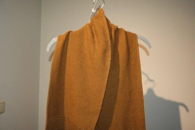 Ted Baker oker kleur shawl deels kabel print leer merklabel, Verzenden, Maat 42/44 (L), Zo goed als nieuw, Sjaal