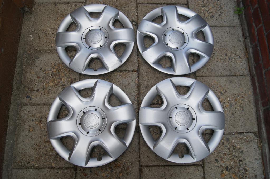 Set van 4 originele wieldoppen Skoda Roomster 15 inch, Auto diversen, Ophalen of Verzenden, Gebruikt