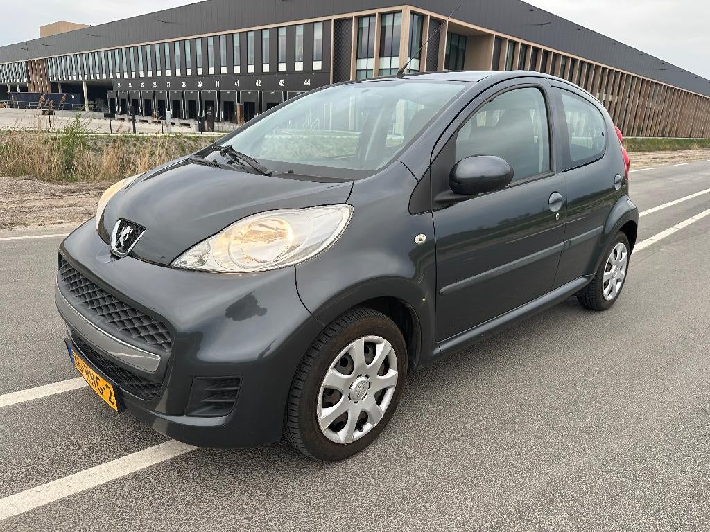 Peugeot 107 1.0 12V 5DR 2011 Grijs NAP!, Auto's, Voorwielaandrijving, Euro 5, Stof, Zwart