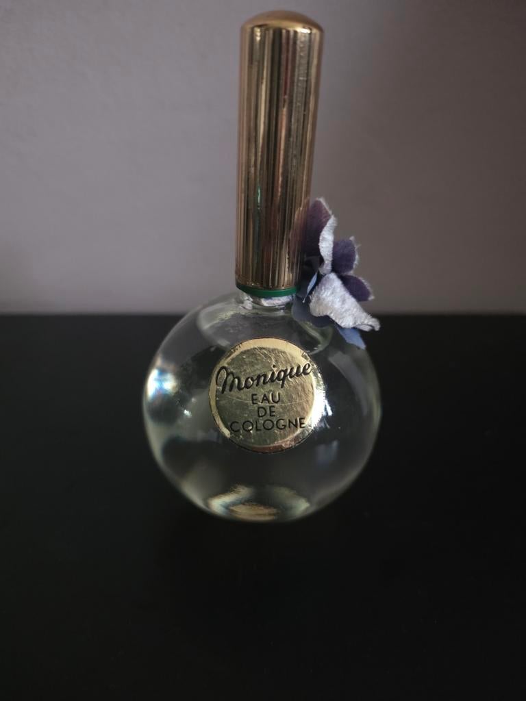 Vintage eau de cologne Monique zeldzaam, Ophalen of Verzenden, Zo goed als nieuw, Parfumfles, Gevuld