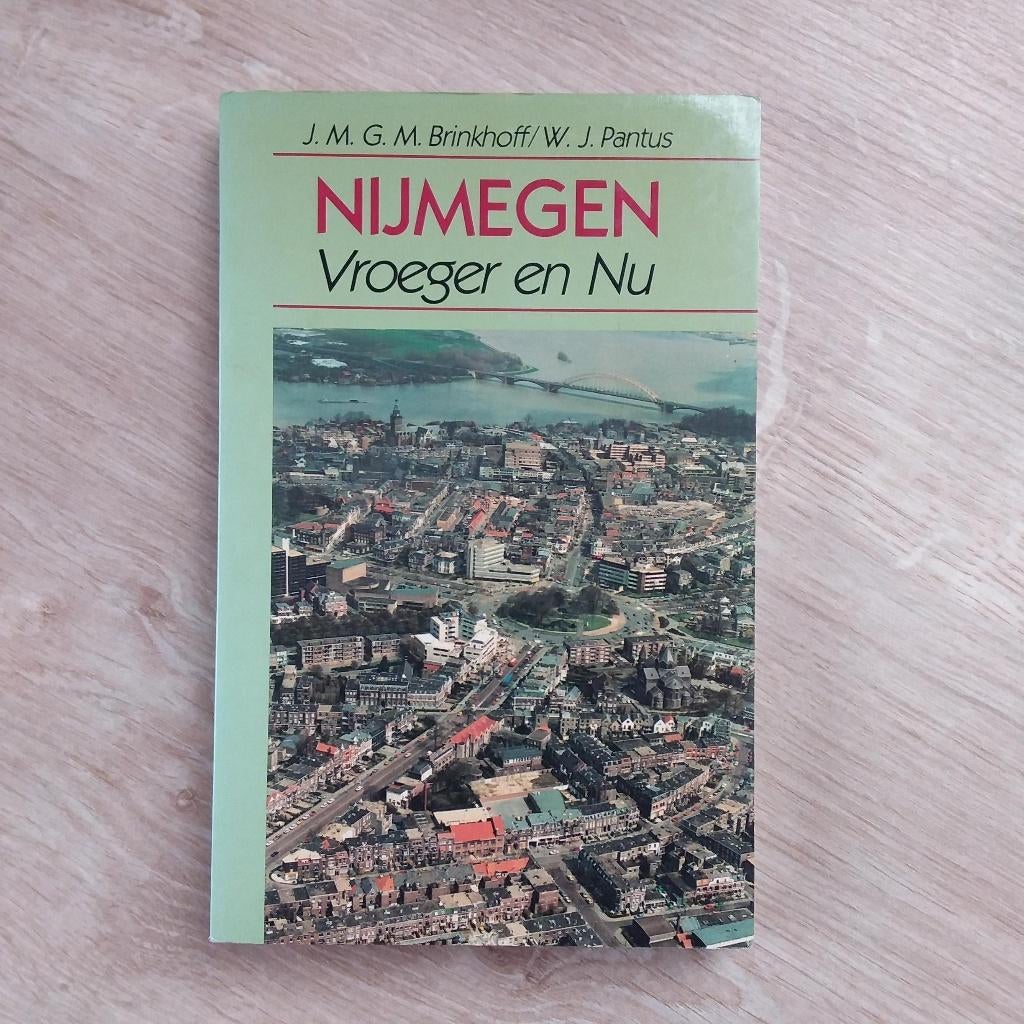 Boek  “Nijmegen  Vroeger en Nu”, Ophalen of Verzenden, Zo goed als nieuw, Brinkhoff / Pantus