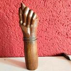 Klein houten sculptuur Indonesië - Vuist met ringen, Antiek en Kunst, Ophalen of Verzenden