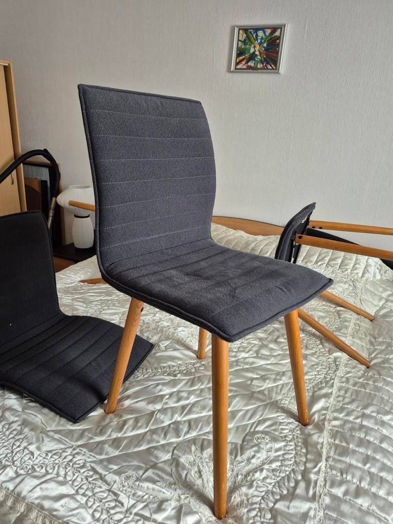 Set van 4 donkergrijze stoelen met houten poten, Ophalen, Modern, Scandinavisch, Zo goed als nieuw, Vier