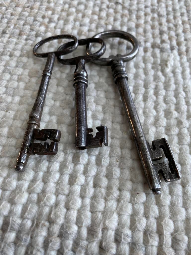 Sleutels , drie oude sleutels ., Ophalen of Verzenden