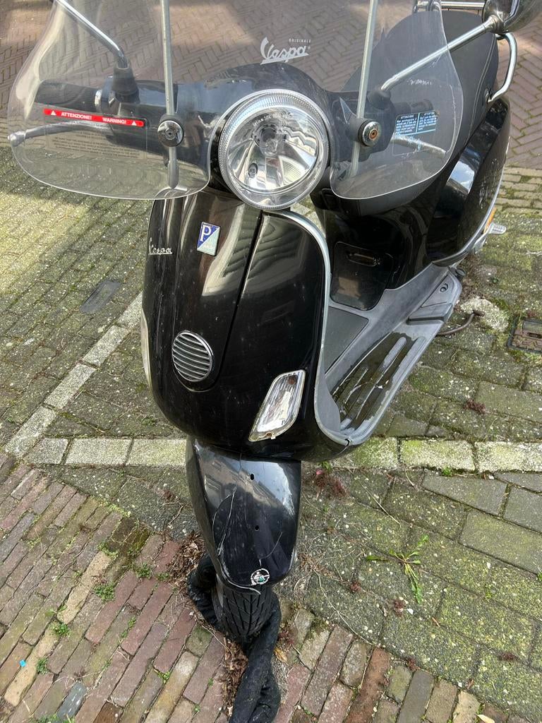 Zwarte Vespa Piaggio Benzine Scooter uit 2011 - Opknapper, Fietsen en Brommers, Scooters | Vespa, Ophalen, Gebruikt, Benzine, Overige modellen