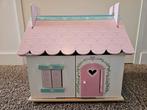 Mooi roze houten poppenhuis Lily's Cottage, Ophalen, Zo goed als nieuw, Poppenhuis