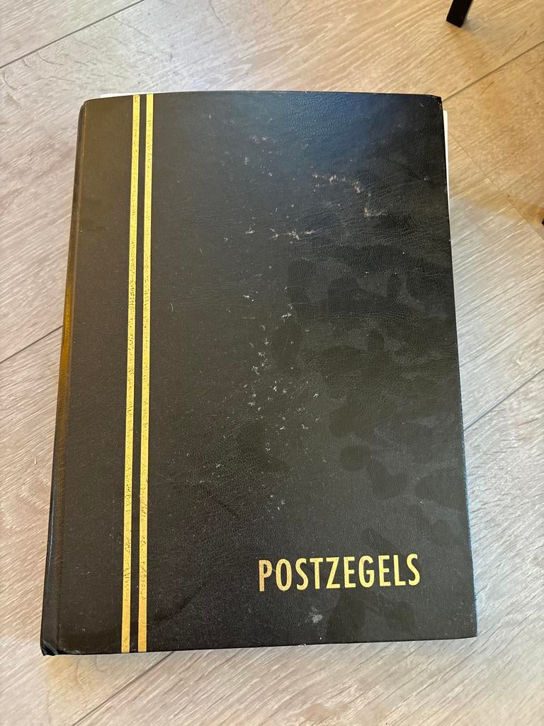 Verzameling paperclips van diverse merken in postzegelalbum, Verzamelen, Ophalen, Gebruikt