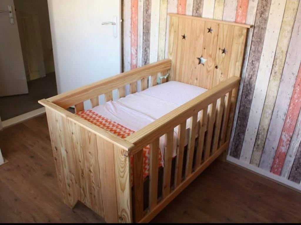Handgemaakt kinderbedje met lattenbodem., Ophalen, Jongetje of Meisje