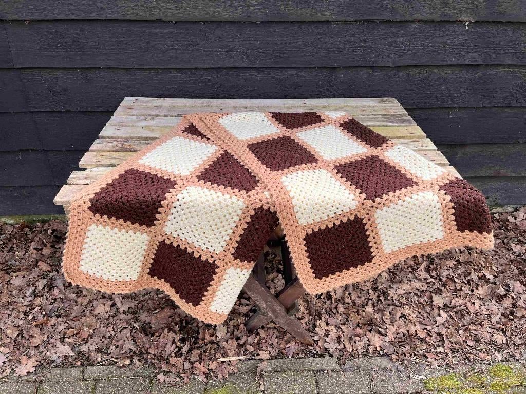 Granny woondeken gehaakt in bruintinten 195/122 cm