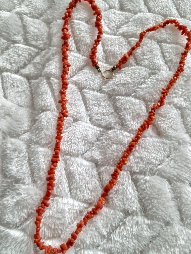 Antieke bloedkoraal kettingmet gouden sluiting.50 cm, Sieraden, Tassen en Uiterlijk, Kettingen, Ophalen of Verzenden, Rood, Steen of Mineraal